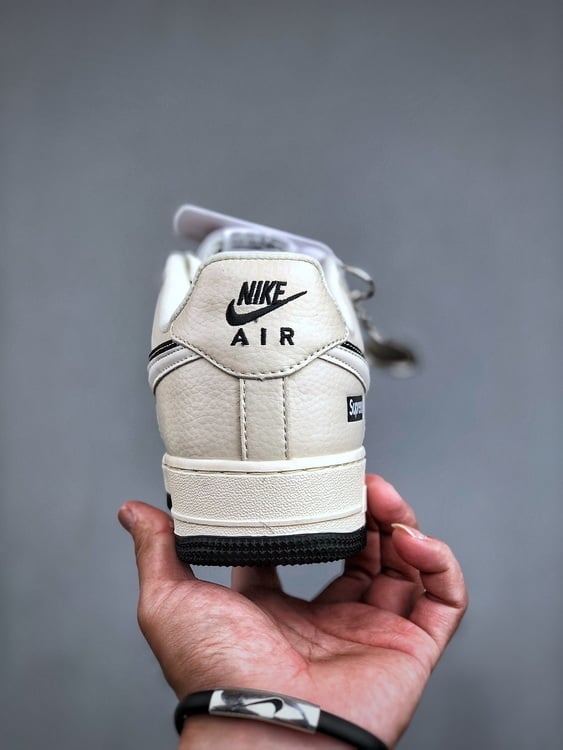 Air Force 1 '07 Low Supreme Bege e Preto com Gancho Duplo - Vista 4