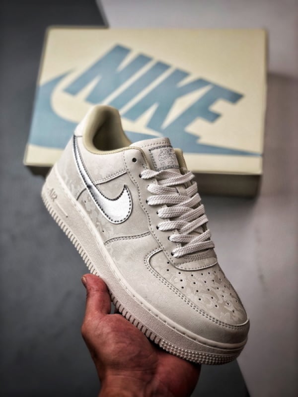 Air Force 1 '07 Low Yun Jinduan Off-White e Prata