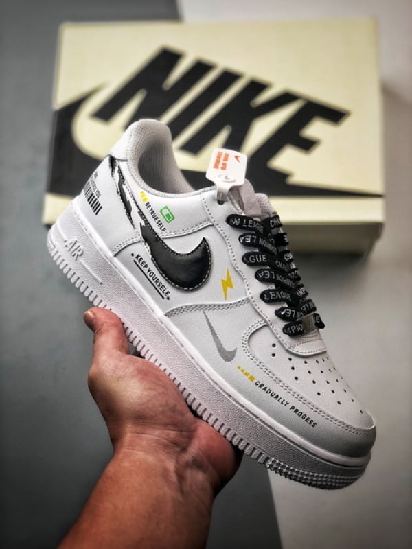 Air Force 1 '07 Low Internet Branco e Preto Graffiti