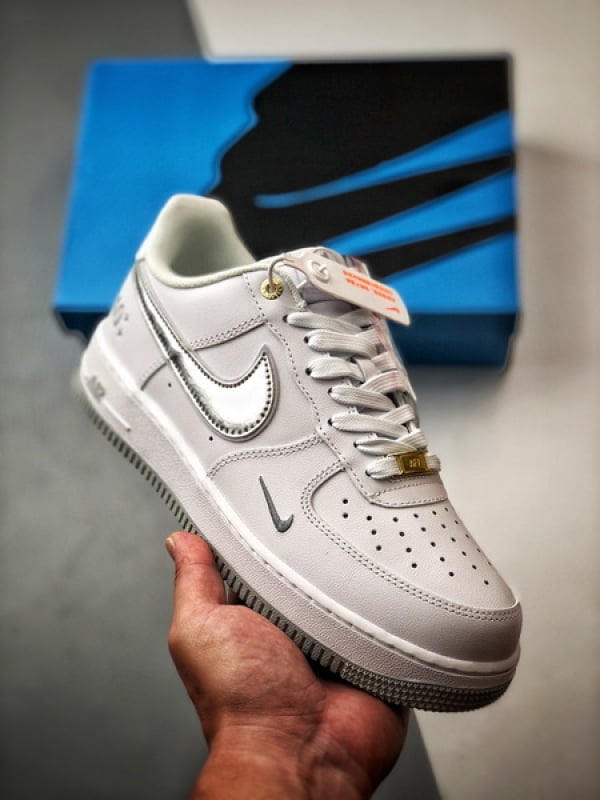 Air Force 1 '07 Low Aniversário Branco Prateado - Vista 1