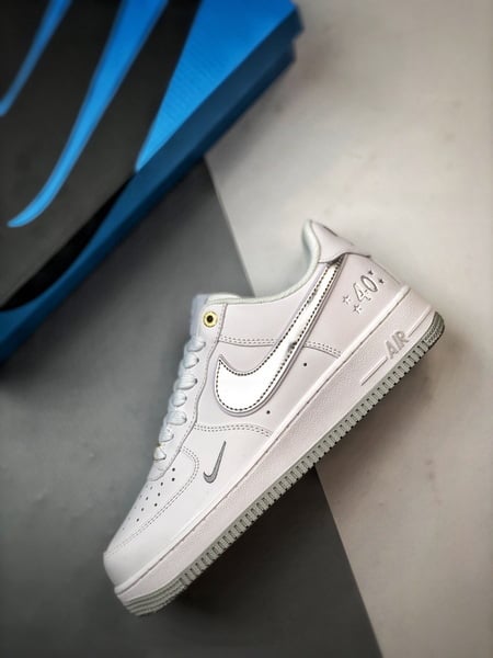 Air Force 1 '07 Low Aniversário Branco Prateado - Vista 9
