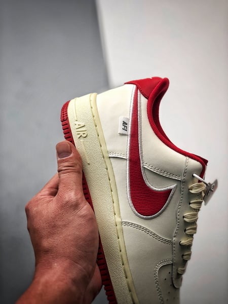 Air Force 1 '07 Low Retro Branco e Vermelho - Vista 2