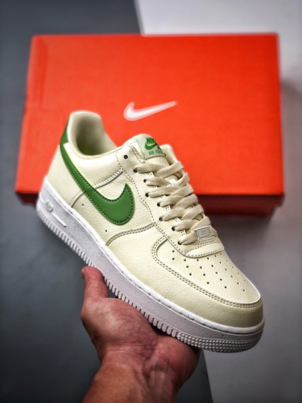 Air Force 1 '07 Low Creme e Verde - Vista 1