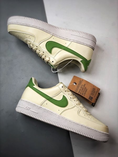 Air Force 1 '07 Low Creme e Verde - Vista 6