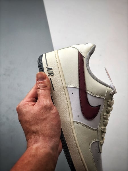 Air Force 1 '07 Low Creme e Vermelho Vinho Swoosh - Vista 2