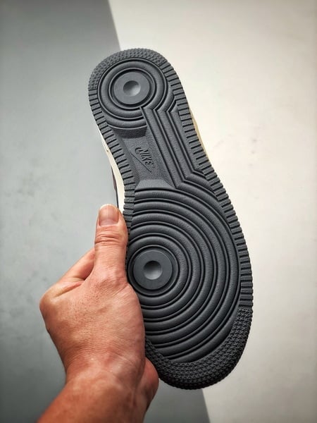 Air Force 1 '07 Low Creme e Vermelho Vinho Swoosh - Vista 4