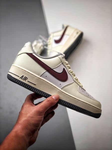 Air Force 1 '07 Low Creme e Vermelho Vinho Swoosh - Vista 7