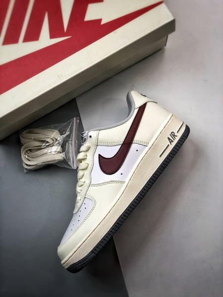 Air Force 1 '07 Low Creme e Vermelho Vinho Swoosh - Vista 8