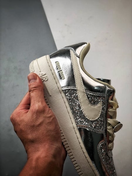 Air Force 1 '07 Low Marca do Tempo Prata e Bege - Vista 2