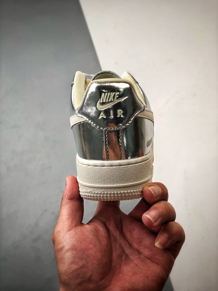 Air Force 1 '07 Low Marca do Tempo Prata e Bege - Vista 3