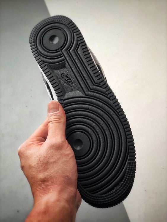 Nike Air Force 1 Low Escuro em Camurça - Vista 4