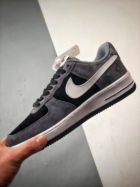 Nike Air Force 1 Low Escuro em Camurça - Vista 5