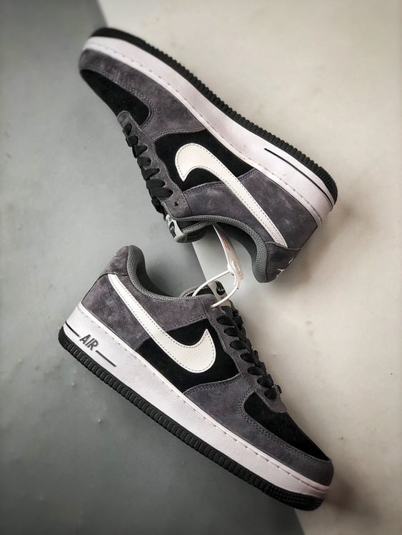 Nike Air Force 1 Low Escuro em Camurça - Vista 6