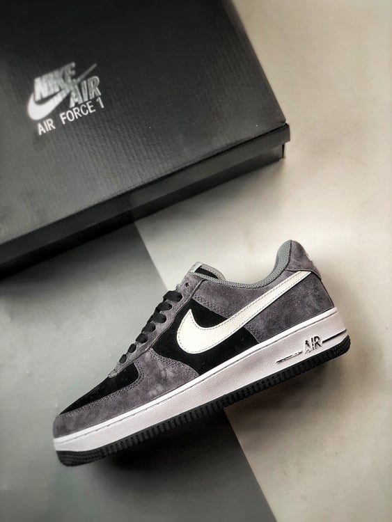 Nike Air Force 1 Low Escuro em Camurça - Vista 8