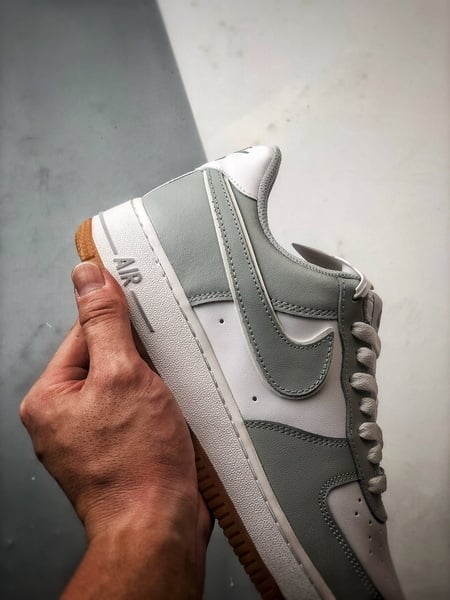 Air Force 1 '07 Low Cinza e Branco - Vista 2