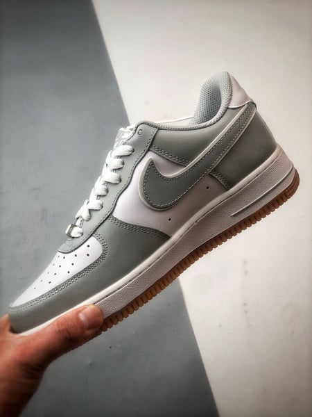 Air Force 1 '07 Low Cinza e Branco - Vista 5