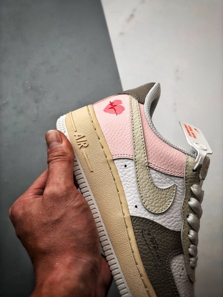 Air Force 1 '07 Low Coração Branco, Castanho e Rosa - Vista 2