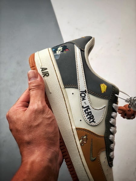 Air Force 1 '07 Low Tom e Jerry Branco, Cinza e Castanho - Vista 2