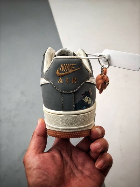 Air Force 1 '07 Low Tom e Jerry Branco, Cinza e Castanho - Vista 3