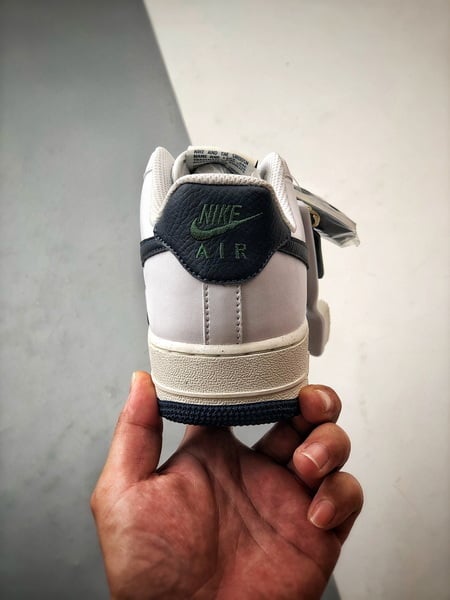 Air Force 1 '07 Low Branco e Azul Escuro - Vista 3