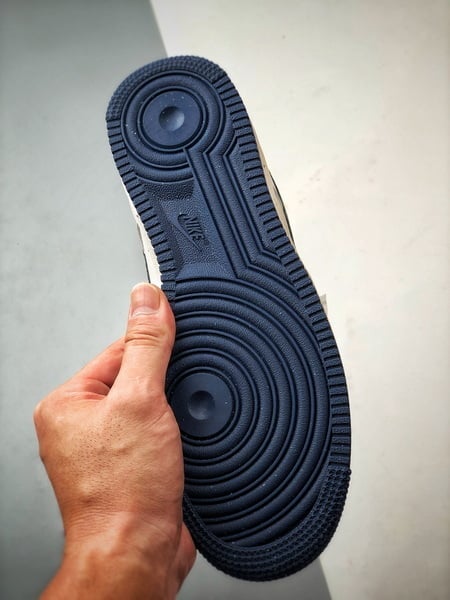 Air Force 1 '07 Low Branco e Azul Escuro - Vista 4