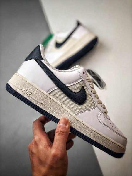 Air Force 1 '07 Low Branco e Azul Escuro - Vista 6