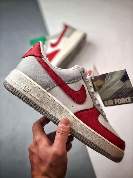Air Force 1 '07 Low Branco, Cinza e Vermelho - Vista 7
