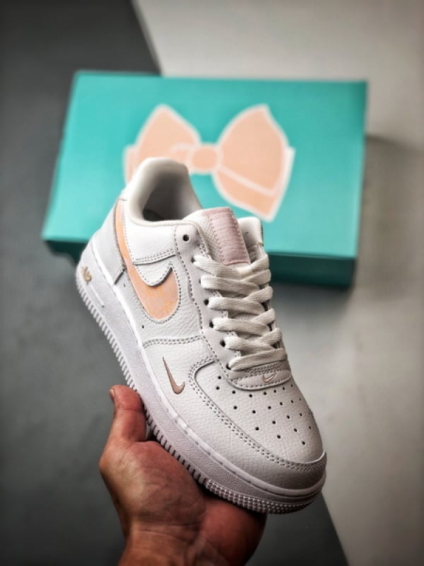 Air Force 1 '07 Low Branco e Rosa Graffiti - Vista 1
