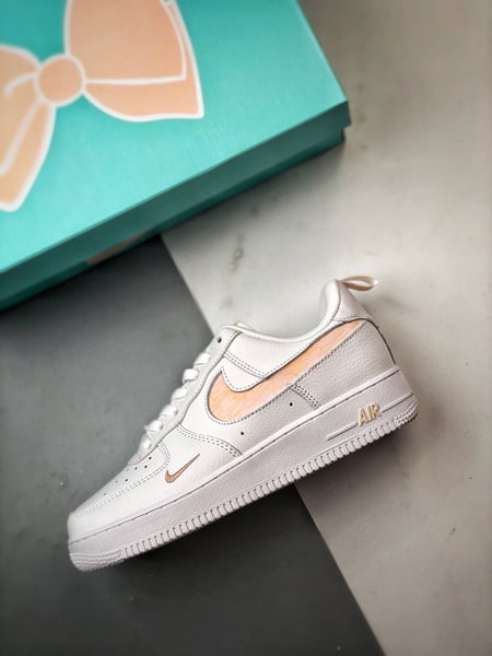 Air Force 1 '07 Low Branco e Rosa Graffiti - Vista 8