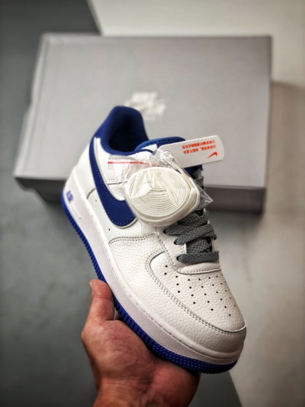 Air Force 1 '07 Low Branco e Azul Reflexivo - Vista 1