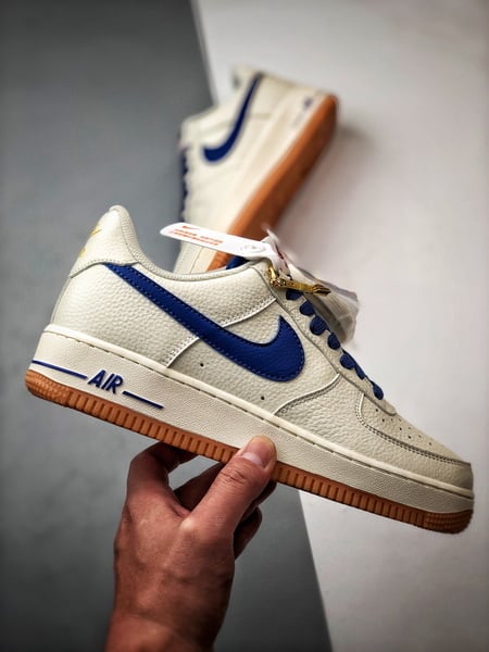Air Force 1 '07 Low Branco e Azul com Sola de Goma - Vista 7