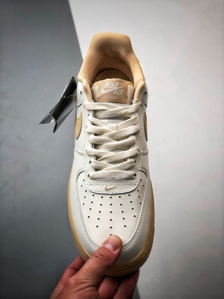 Air Force 1 '07 Low Branco e Marrom - Vista 9