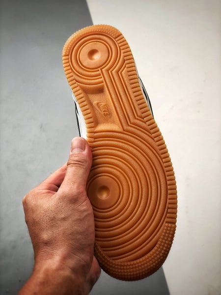 Air Force 1 '07 Low Branco, Preto e Solado Natural - Vista 4