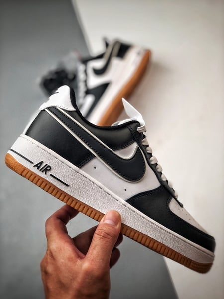 Air Force 1 '07 Low Branco, Preto e Solado Natural - Vista 7