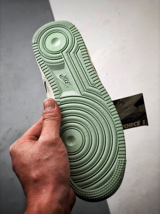 Nike Air Force 1 Low 07 Cinza e Verde - Vista 4