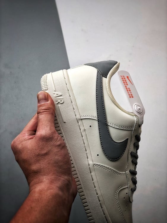 Air Force 1 '07 Low Creme e Cinza - Vista 2