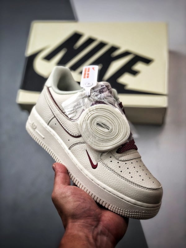 Air Force 1 '07 Low Creme e Vermelho - Vista 1