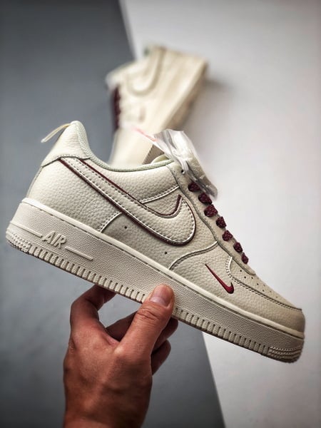 Air Force 1 '07 Low Creme e Vermelho - Vista 8