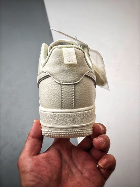 Air Force 1 '07 Low Creme e Prateado - Vista 3