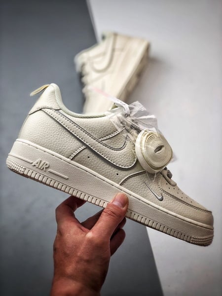 Air Force 1 '07 Low Creme e Prateado - Vista 7