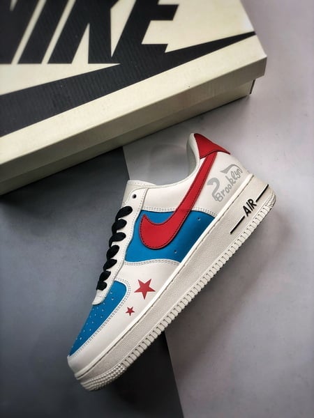 Air Force 1 '07 Low Bege, Azul e Vermelho - Vista 8
