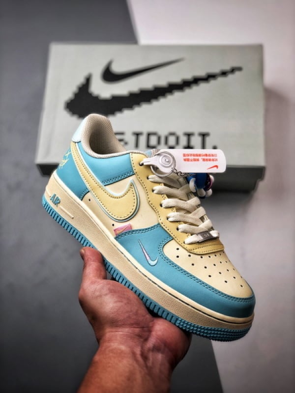 Air Force 1 '07 Low Creme, Azul e Amarelo Clown