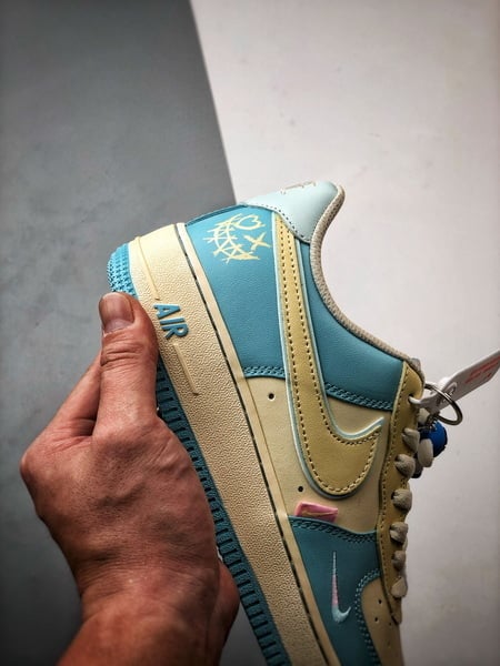 Air Force 1 '07 Low Creme, Azul e Amarelo Clown - Vista 2