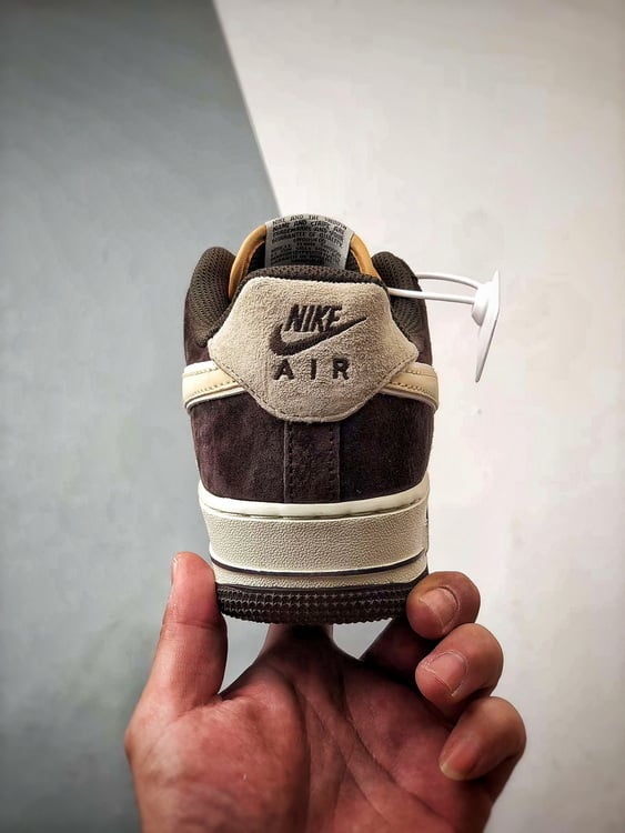 Nike Air Force 1 Low Bege e Marrom Camurça - Vista 2