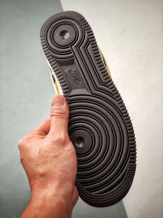 Nike Air Force 1 Low Bege e Marrom Camurça - Vista 3