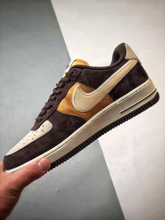 Nike Air Force 1 Low Bege e Marrom Camurça - Vista 4