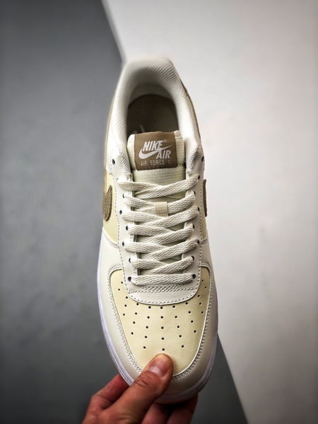 Air Force 1 '07 Low Creme Amarelo e Cinzento - Vista 2