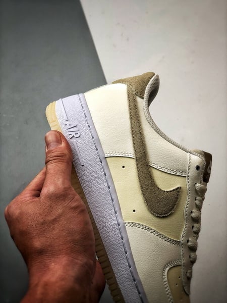 Air Force 1 '07 Low Creme Amarelo e Cinzento - Vista 3