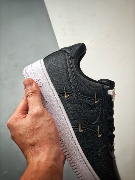 Air Force 1 '07 Low Dourado e Preto - Vista 2