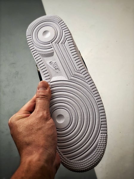 Air Force 1 '07 Low Dourado e Preto - Vista 4